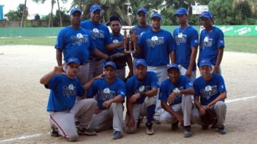 Los Leones y Tigres ganan en la Liga de Softbol EMCE