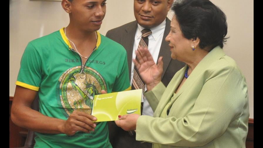 Entregan 1,118 tarjetas a estudiantes UASD