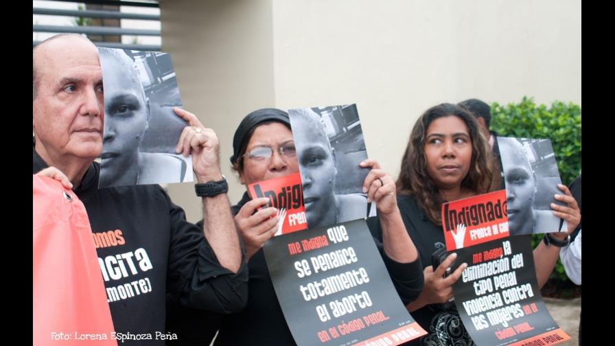 Feministas protestan frente al Congreso Nacional en contra del Código Penal Feministas protestan frente al Congreso Nacional en contra del Código Penal