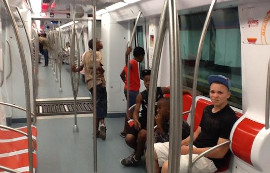 Pocas personas acuden hoy a la segunda línea del Metro