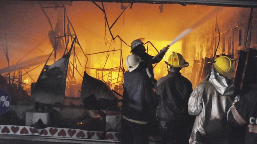 Incendio destruye dos tiendas y afecta otras dos en centro de Stgo. Incendio destruye dos tiendas y afecta otras dos en centro de Stgo.