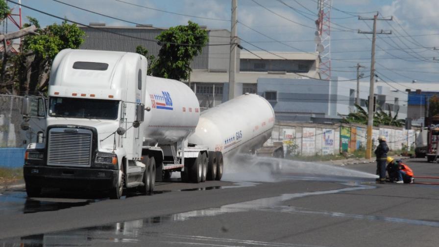 Tanquero cargado de gas se vuelca frente a la Refinería