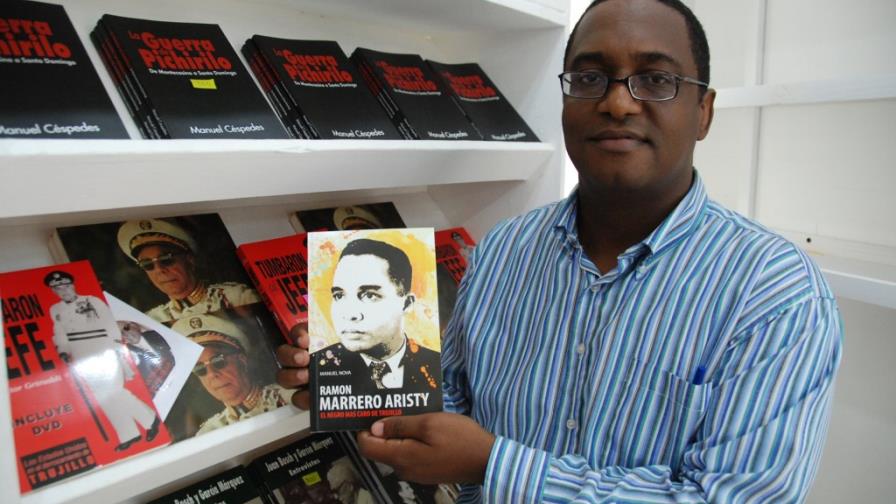 Libro sobre Marrero Aristy y autor del día en la Feria