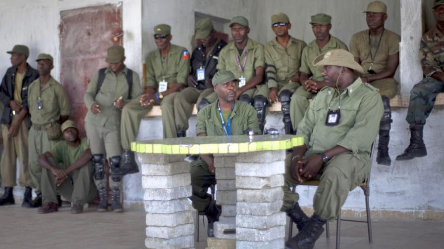 Ex militares haitianos se atrincheran en bases
