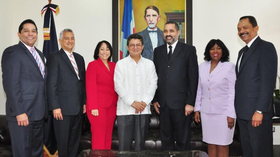 Miembro del Tribunal Constitucional de Perú visita jueces TSE