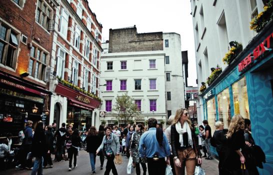 La londinense Carnaby Street, una encarnación moderna de los 60 La londinense Carnaby Street, una encarnación moderna de los 60