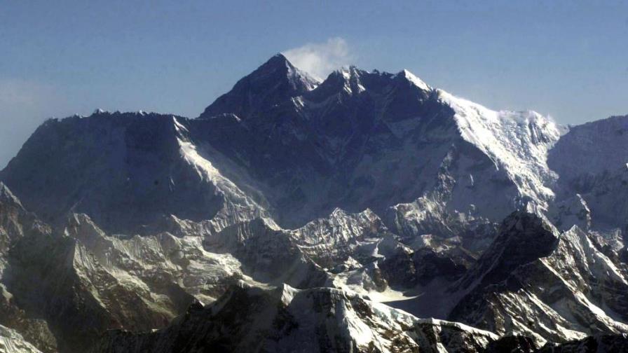 Otra ola de montañistas asciende el Everest