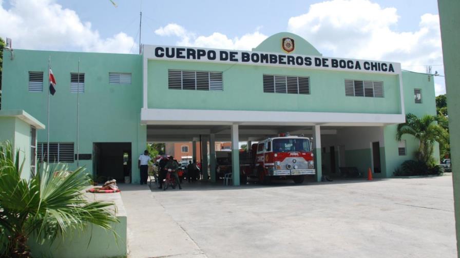 Bomberos de Boca Chica trabajan a mano pelada