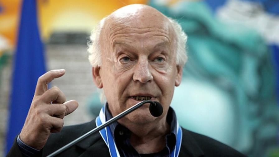 Eduardo Galeano sigue estable y permanece internado en un sanatorio de Montevideo