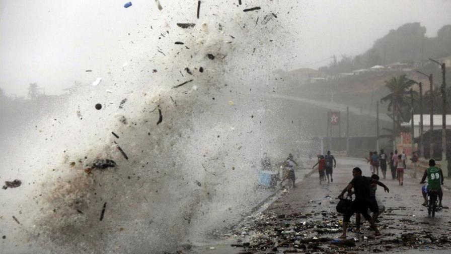 Isaac deja miles de evacuados y diez comunidades aisladas