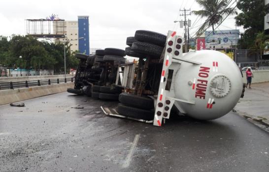 Tanquero cargado de gas se vuelca en la avenida 27 de Febrero Tanquero cargado de gas se vuelca en la avenida 27 de Febrero