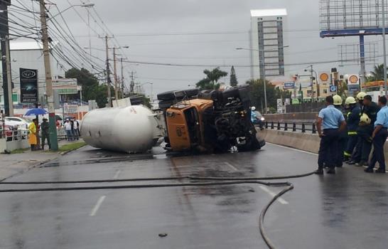 Tanquero cargado de gas se vuelca en la avenida 27 de Febrero Tanquero cargado de gas se vuelca en la avenida 27 de Febrero