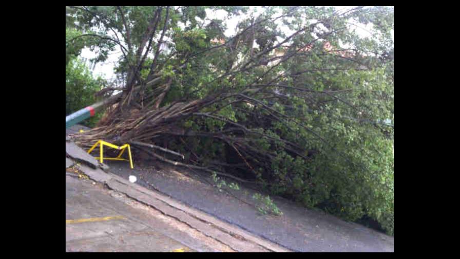 Casi 800 mil usuarios sin energía eléctrica tras paso de Isaac Casi 800 mil usuarios sin energía eléctrica tras paso de Isaac