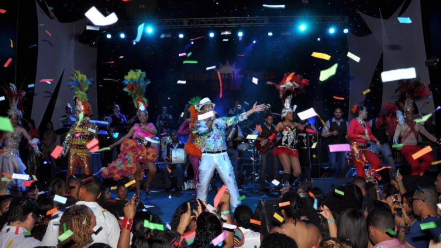 Música a gusto, olas bizarras y sol bueno, en el Latin Music Tour