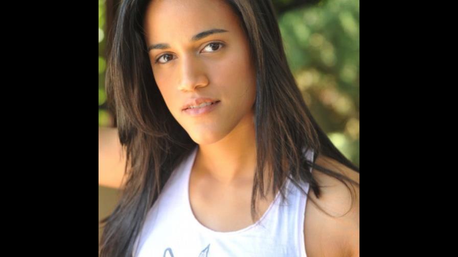 Joven actriz criolla en Cabin fever: patient zero