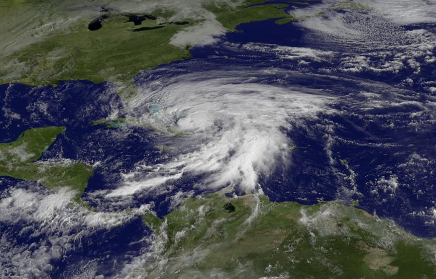Sandy cruza las Bahamas, deja lluvias en Florida y amenaza al este de EE.UU.