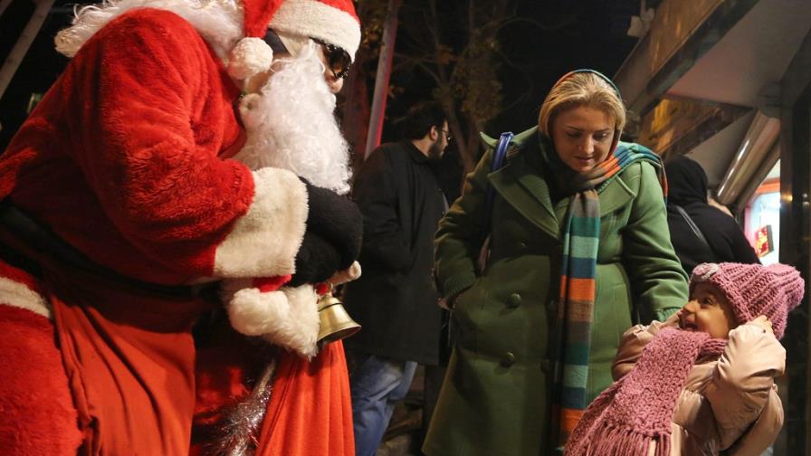 Siguen a Santa Claus en recorrido por el mundo