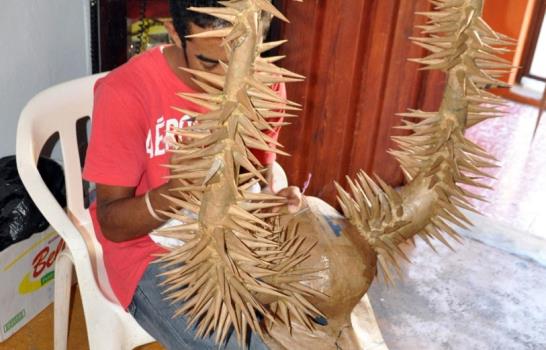 Ángelo Cabrera, un artista de las caretas del carnaval de Santiago Ángelo Cabrera, un artista de las caretas del carnaval de Santiago