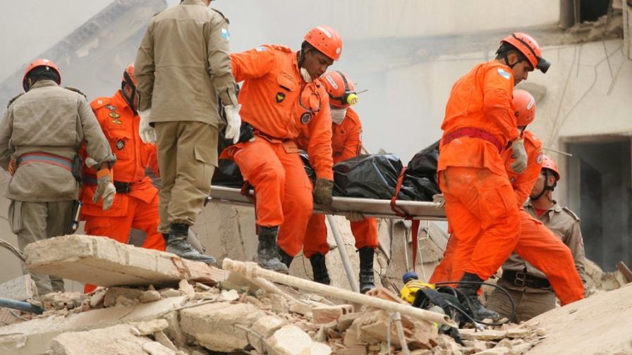 Tres muertos y 16 desaparecidos en derrumbe edificios en Río de Janeiro