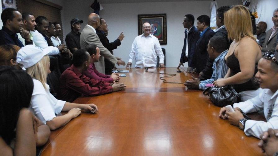 Hipólito recibe apoyo de un grupo de humoristas