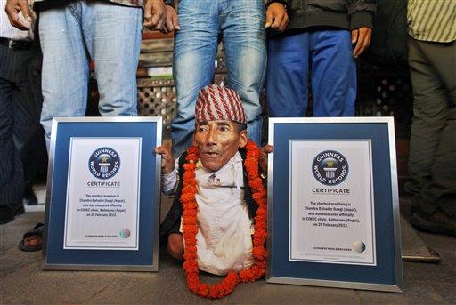 Nepalí de 72 años es declarado la persona más pequeña del mundo