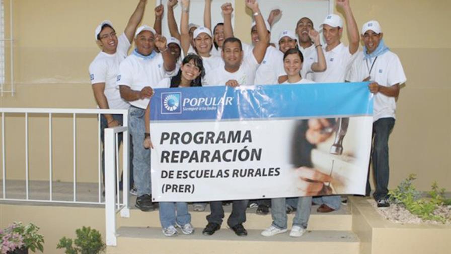 Empleados del Banco Popular reparan escuelas en Tenares y Barahona