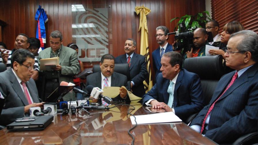 PLD coincide con Hipólito; pide a JCE evitar transmisión simultánea
