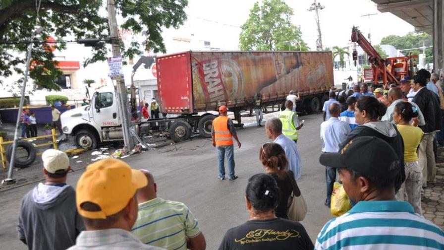 Dos hombres muertos y una mujer herida tras accidente Dos hombres muertos y una mujer herida tras accidente