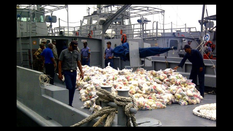 Plan Social envía alimentos por barco y avión para los afectados por Isaac