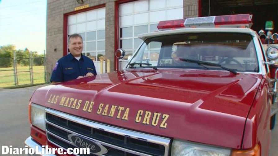 Nelson Cruz dona camión de bomberos a municipio