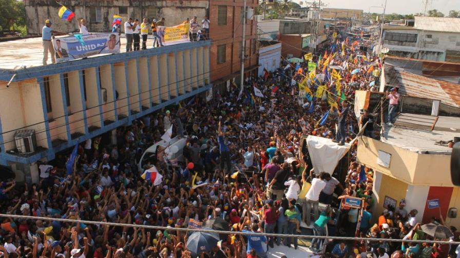 Nuevas encuestas discrepan en intención de voto a favor de Chávez o Capriles