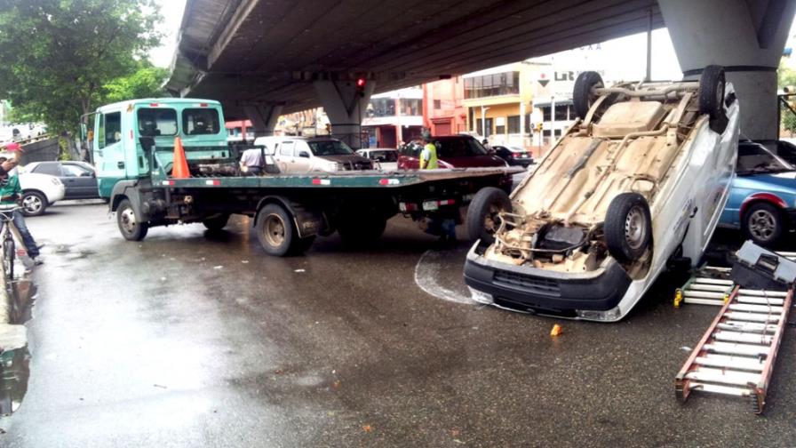 Accidente deja empleado de EdeEste herido