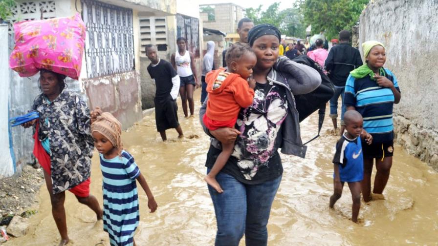 Al menos nueve personas pierden la vida en Haití por efectos del huracán Sandy Al menos nueve personas pierden la vida en Haití por efectos del huracán Sandy