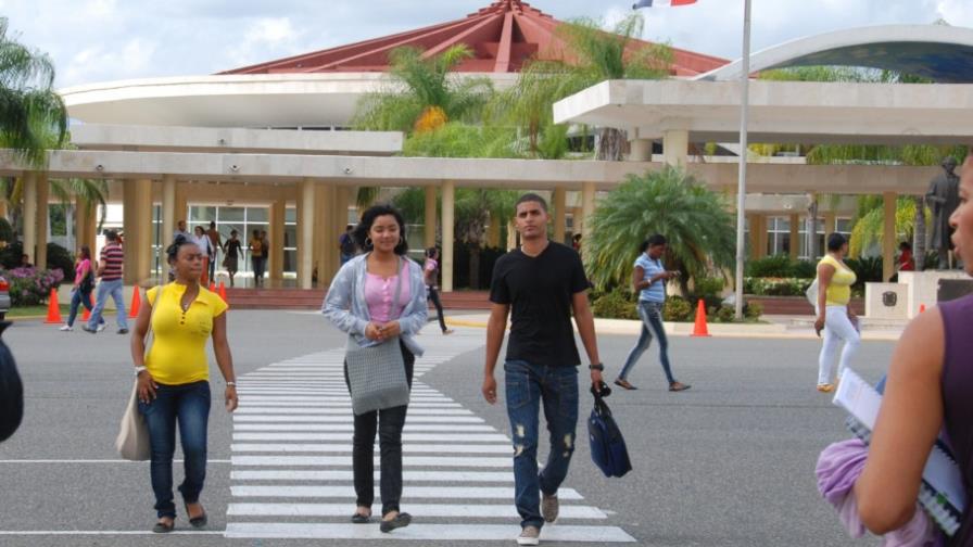 Más de 40,000 estudiantes becados