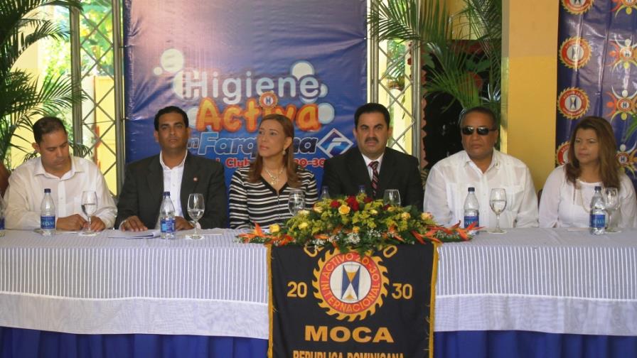 Empresa coloca dispensadores en escuelas de Moca