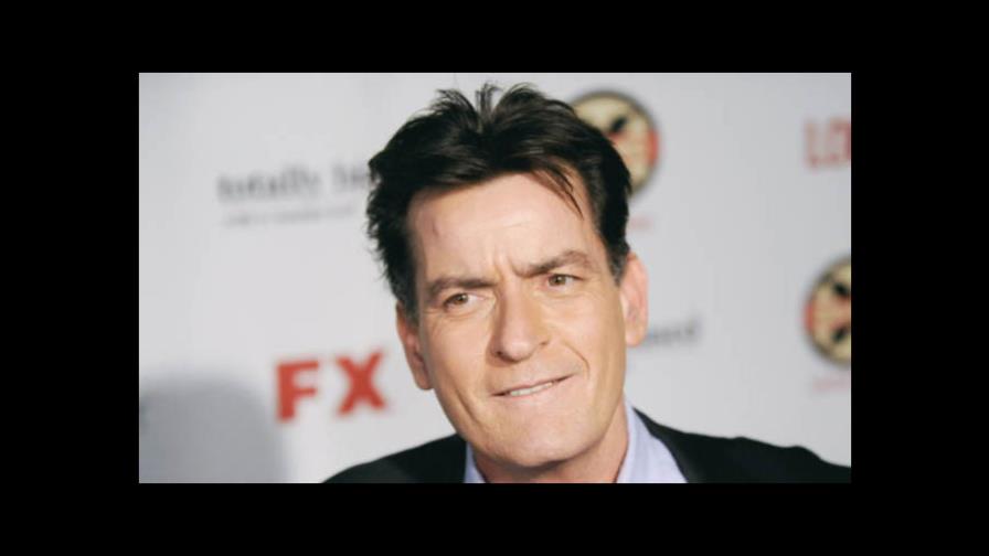 Charlie Sheen envía 100,000 dólares para ayudar a Lindsay Lohan con el fisco