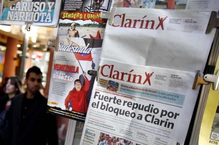 Polémica por denuncia de Clarín contra Gobierno que involucra periodistas