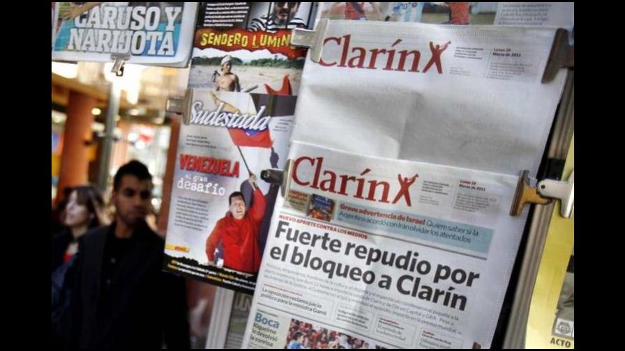 Polémica por denuncia de Clarín contra Gobierno que involucra periodistas