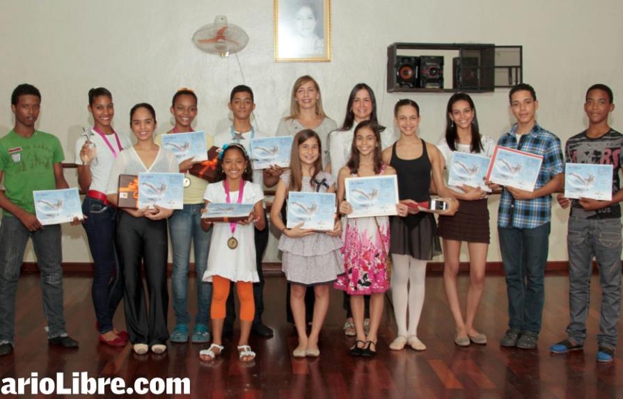 Entregan premios Eladia de Cuello a jóvenes bailarines