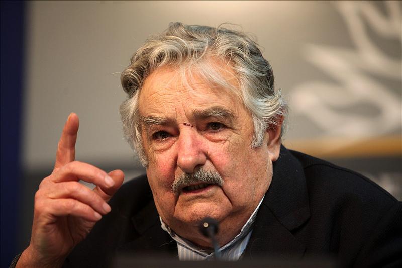 Mujica sólo ve interrogantes en futuro de Venezuela si no estuviera Chávez