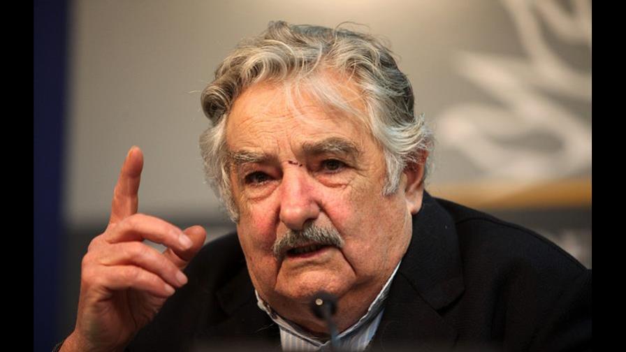 Mujica sólo ve interrogantes en futuro de Venezuela si no estuviera Chávez