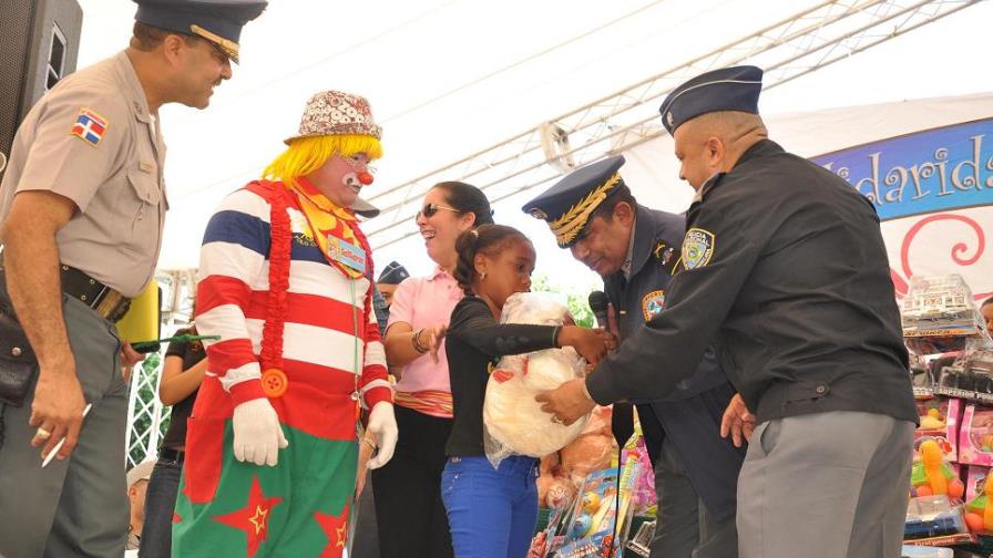 La Policía entrega juguetes a los hijos de sus agentes