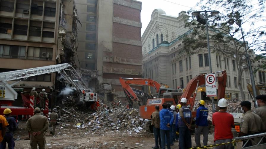 Son ya nueve las personas muertas por el derrumbe de tres edificios en Río