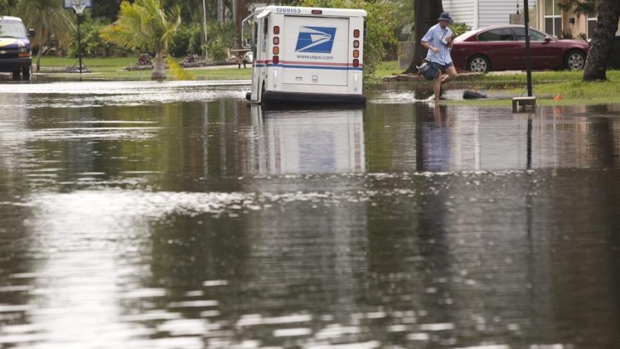 La depresión tropical Debby se desplaza sobre la costa noreste de Florida