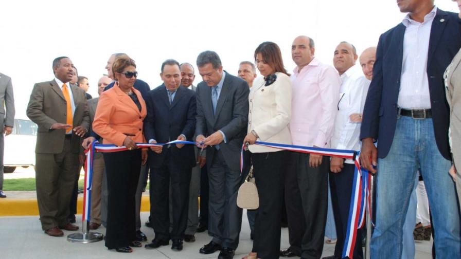 Leonel dice dará apoyo a DM; inaugura 12 obras millonarias
