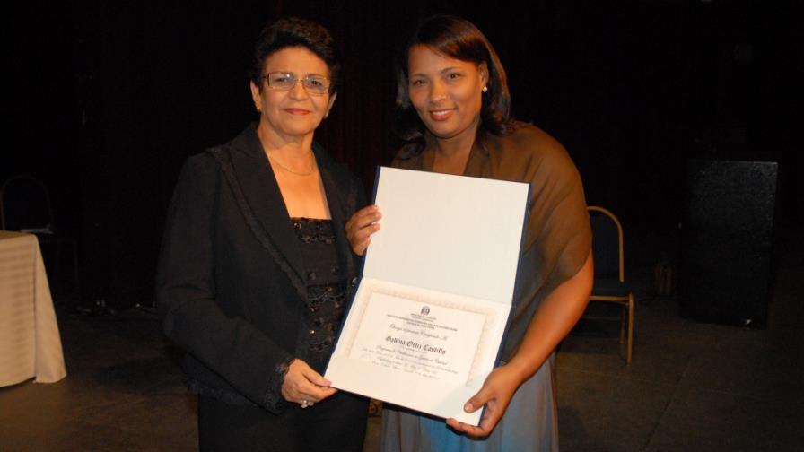 Escuela de Directores del Ministerio de Educación entrega certificados a 83 docentes