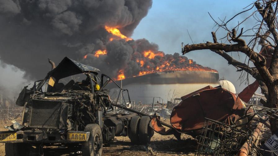 Continúa el fuego en refinería venezolana
