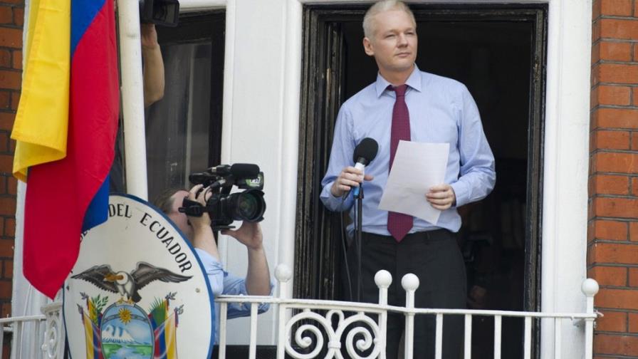 Ecuador dice que reanudará diálogo con Londres sobre Assange