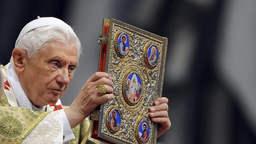 El papa dice que la Iglesia siente vientos contrarios, pero sigue su camino
