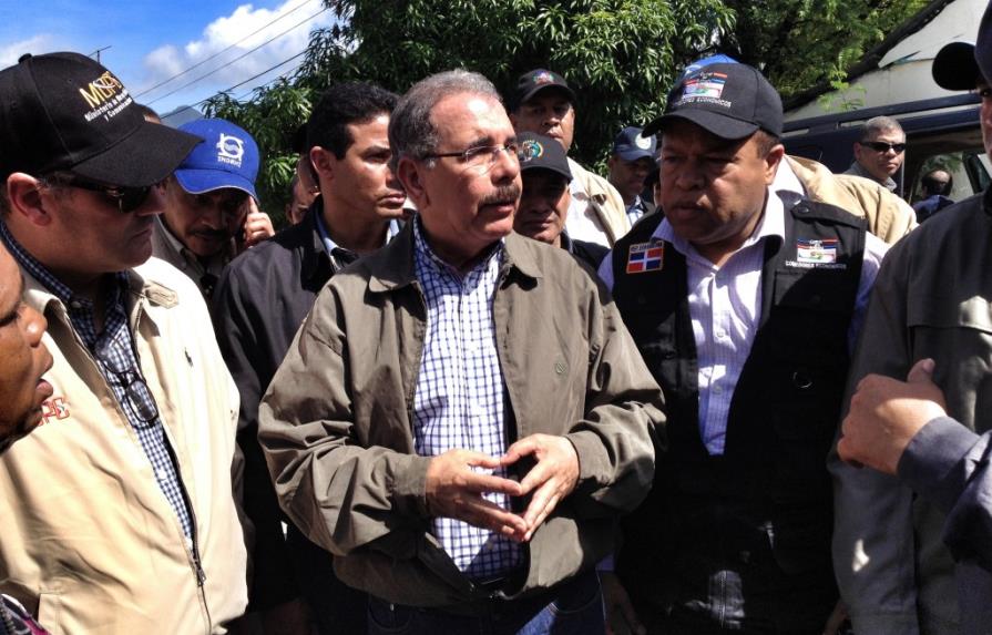 Danilo Medina inspecciona daños en Azua y Baní; dispone asistencia para los afectados